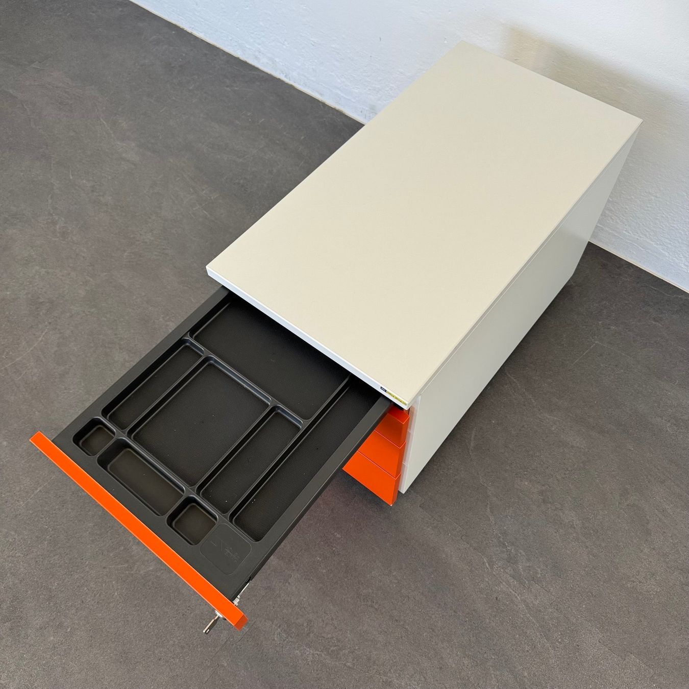 Banconi: König + Neurath Container Roll-Korpus Weiss-Orange 4 – Usato da Schönenwerd venduto da mcofficeshop 4