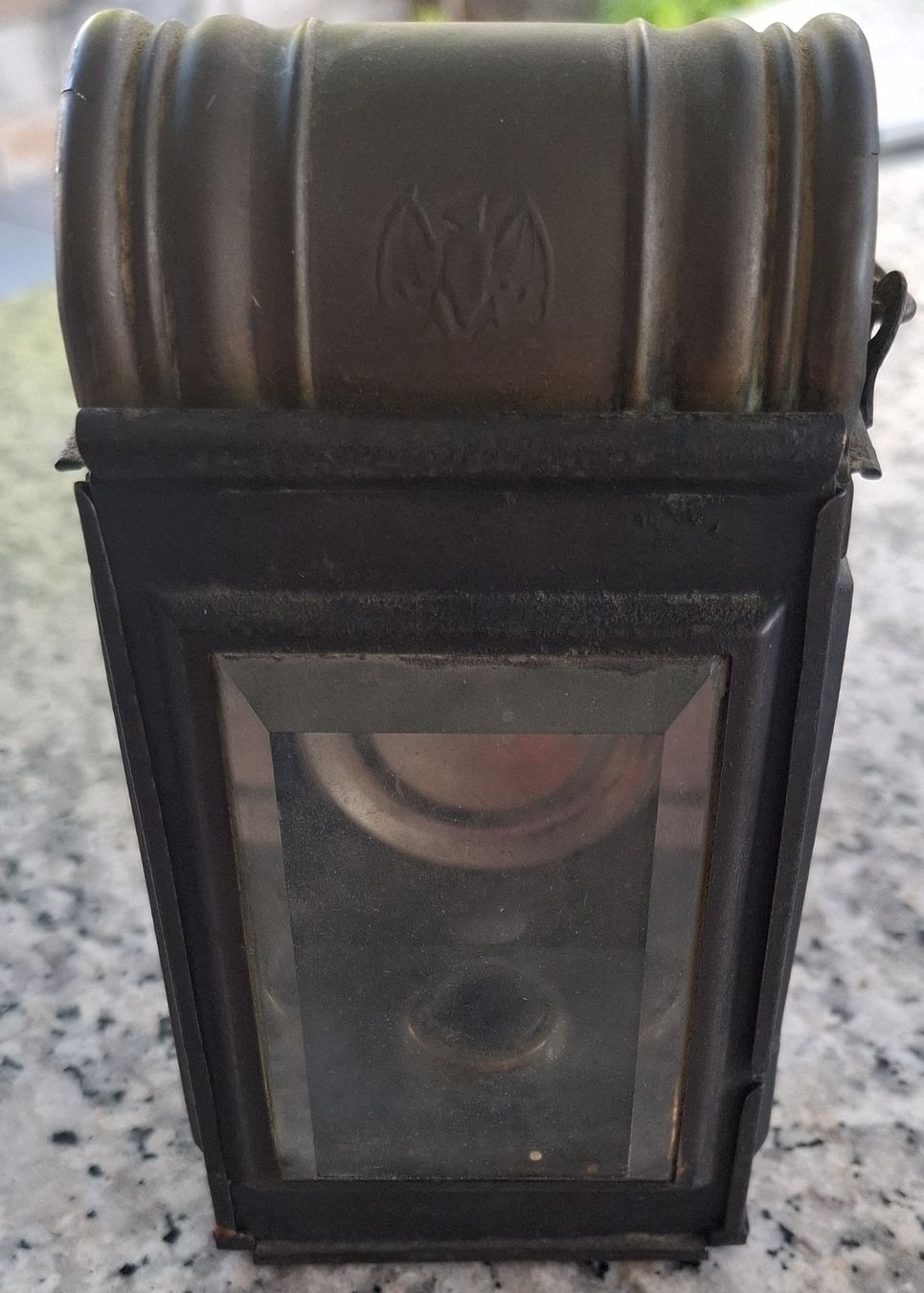 Lampen: Antike Metall Laterne mit Wappen – Gebraucht aus Rorschacherberg von Luckyhorse