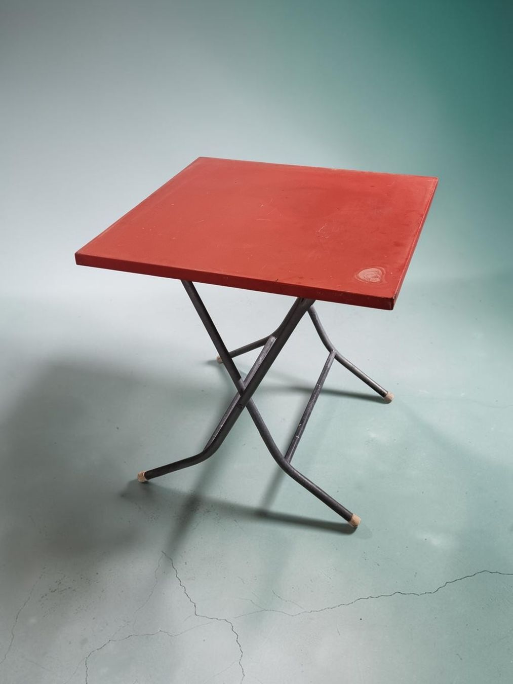 Tables: Tisch rot Metall klappbar gebraucht – D'occasion à Zürich par Pinogaudio 5