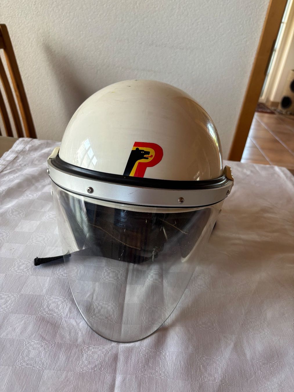 Abiti antichi: OD Helm Stadtpolizei Bern – Usato da Salvenach venduto da Haeseli59