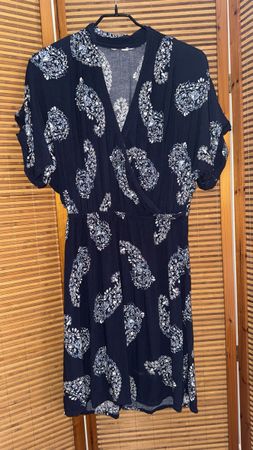 Blaues Wickelkleid H&M, ca 44