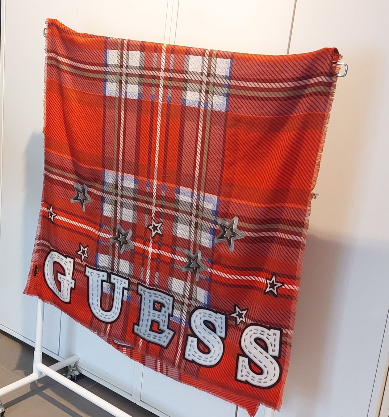 Guess Foulards & écharpes: GUESS Schal – D'occasion à Herbetswil par Lipasto 1
