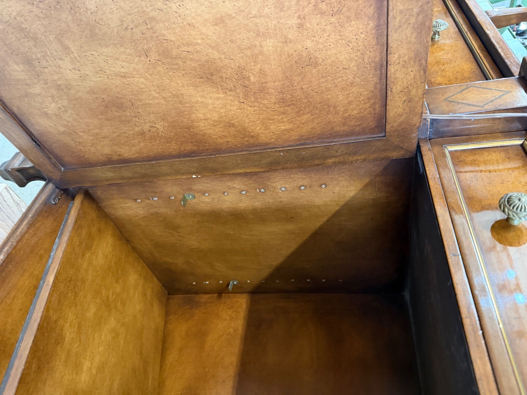 Credenze: Buffet in Nussbaum mit Vitrine Italien – Usato da Brunnen venduto da Stoeffel_ 6