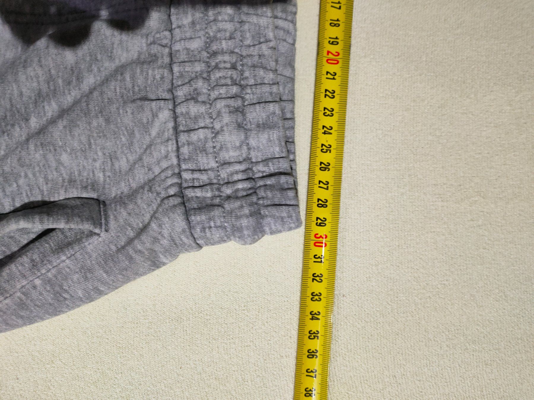 H&M Pantaloni: Trainerhose Divided Gr.146 Grau – Usato da Bronschhofen venduto da happynews2018 1