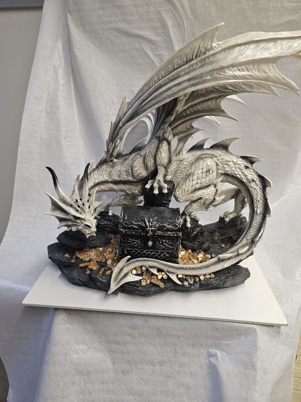 Statuette: Large White Dragon Treasure Chest – Nuovo (secondo la descrizione) da Dielsdorf venduto da Kenan997