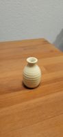 Petits vases en porcelaine, jaune pâle