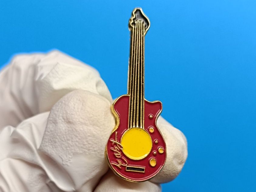 Placchette & Badge: Pin Guitare - Box 43 – Usato da Köniz venduto da Pinscollect