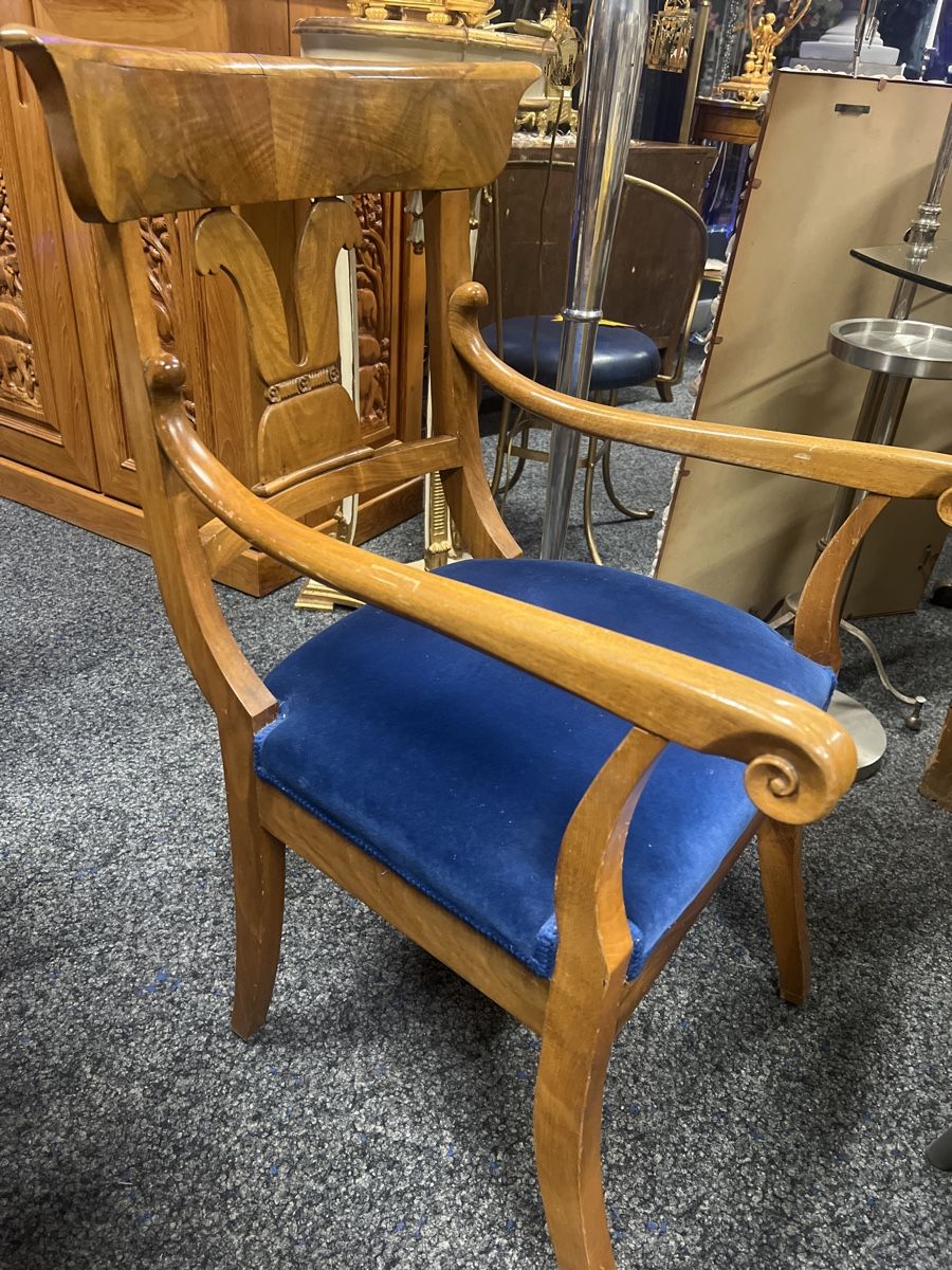 Chaises: Antiker Nussbaum Stuhl mit blauem Samtbezug – D'occasion à Rorschach par TrendyDeals 2