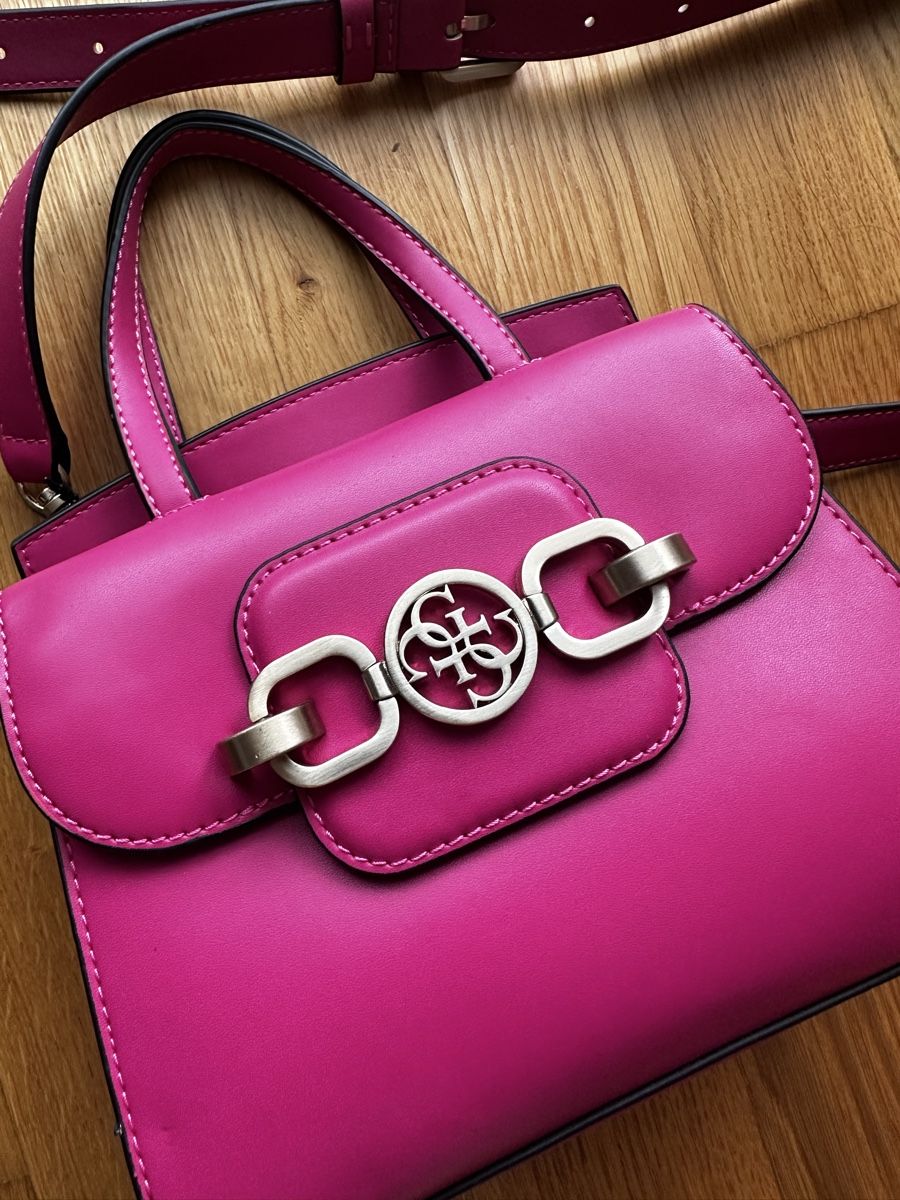 Guess Sacs femmes: Guess Tasche – D'occasion à Biberist par Kingofcrafter05