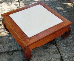 WUNDERSCHÖNER CLUBTISCH MIT MARMORPLATTE