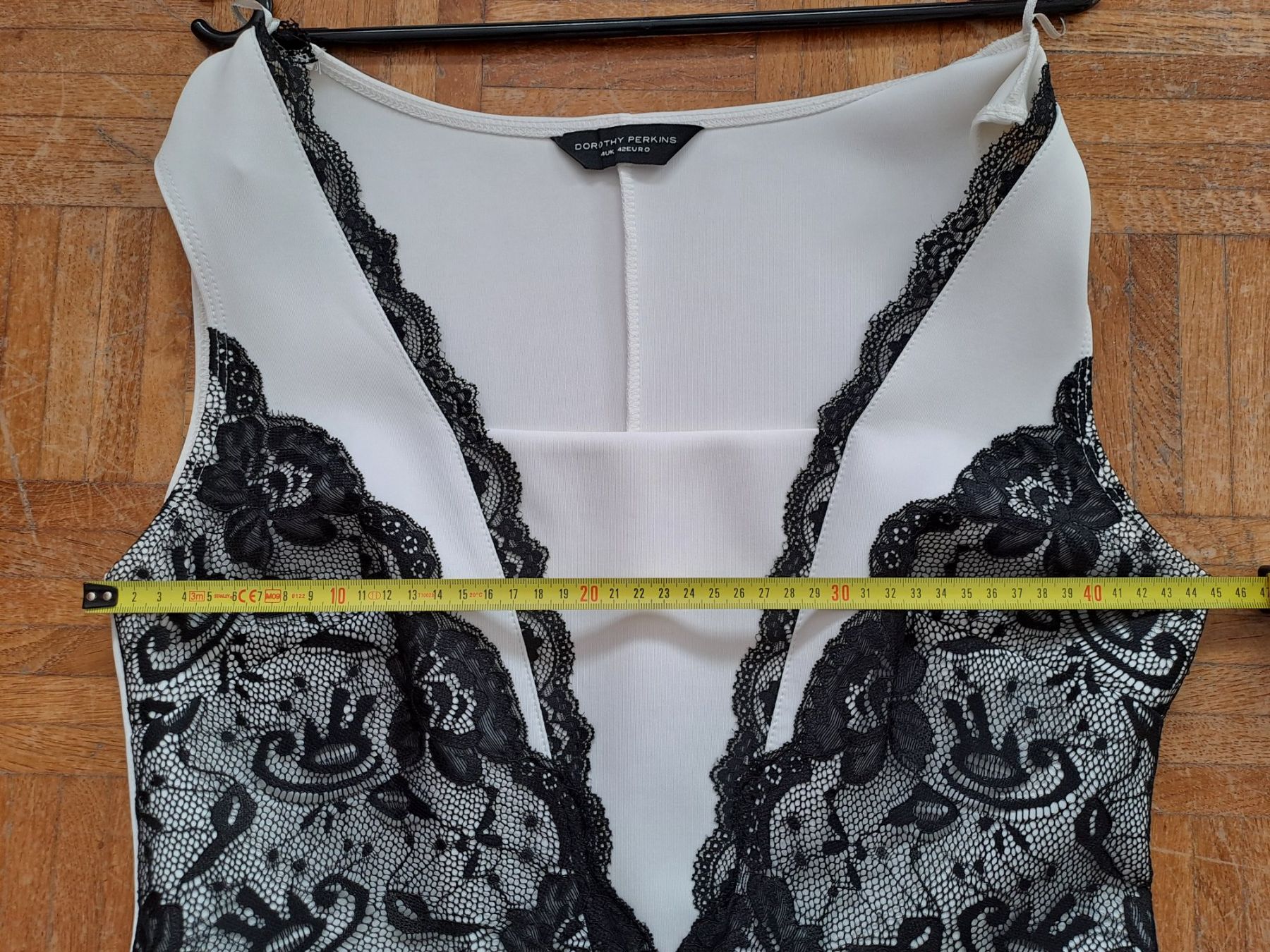 Dorothy Perkins Vestiti: Robe blanche élégante avec dentelle noire - taille 42 – Usato da Saubraz venduto da fanf 3