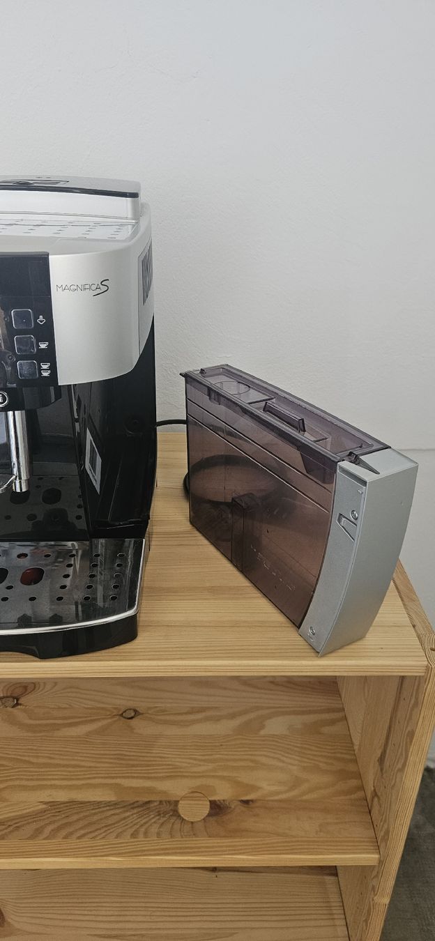 De'Longhi Macchine per caffè & Macchine per espresso: DeLonghi Magnifica S Silber Kaffeevollautomat – Usato da Biel-Benken BL venduto da JanFlu 4
