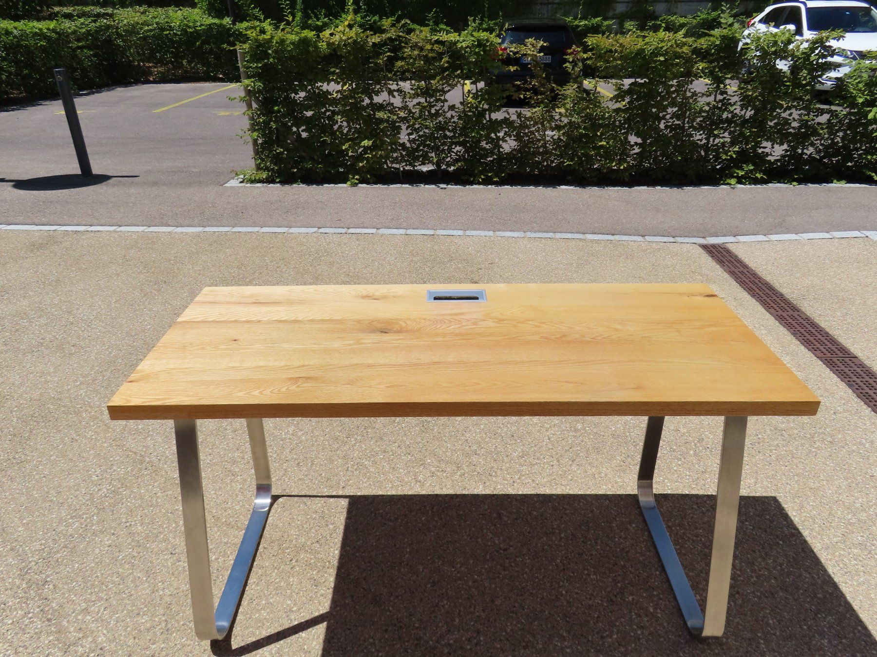 Bureaux: Moderner Holzschreibtisch mit Kabeldurchführung – D'occasion à Reinach BL par WBZ-Flohmarkt