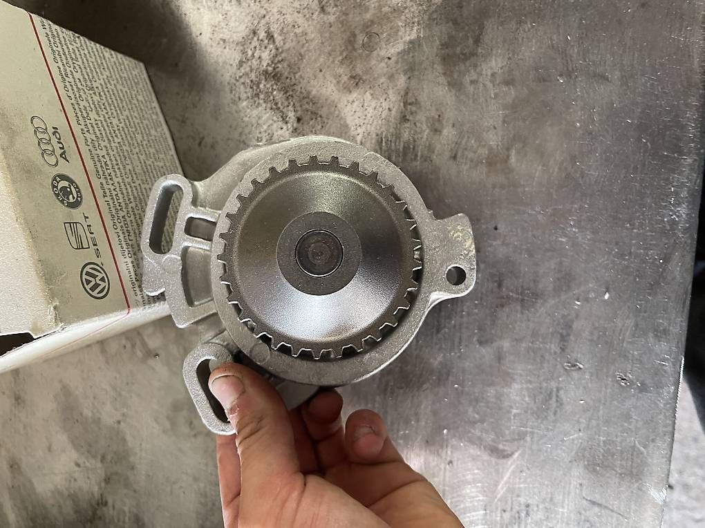 Toutes les pièces auto: Originale Audi 90 Wasserpumpe – D'occasion à Altstätten SG par lau_8yhc 1