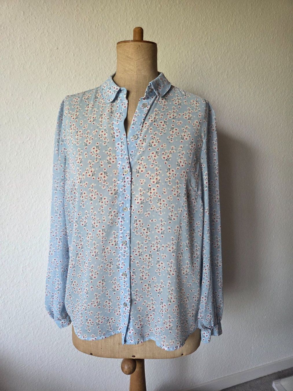 Vila Blusen: Hellblaue Bluse mit Blumenmuster (Vila) – Gebraucht aus Zürich von Stephs13