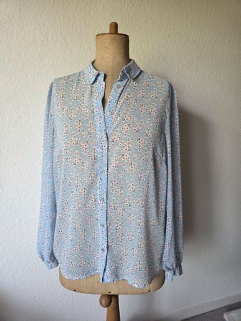 Hellblaue Bluse mit Blumenmuster (Vila)