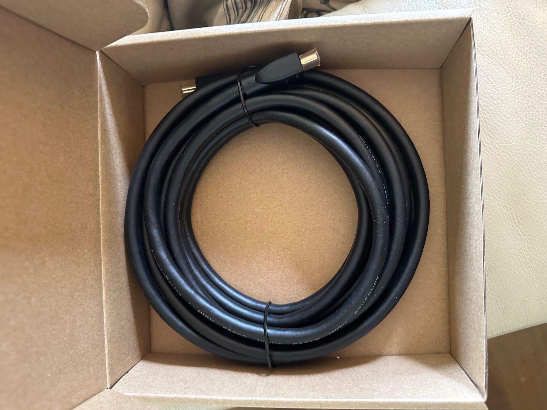 Amazon Cavi: AmazonBasics HDMI-Kabel 4.6 m / 15 ft – Usato da Zürich venduto da art_2j7h