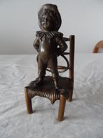 Einzigartige Bronzefigur Junge auf Stuhl mit Ring