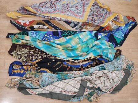 Lot de 8 foulards carrés soie  colorés en divers motifs
