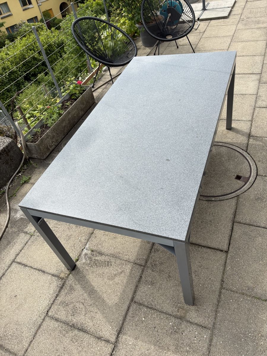 Tische: Gartentisch mit Granitplatte – Gebraucht aus Uster von Carpenter1