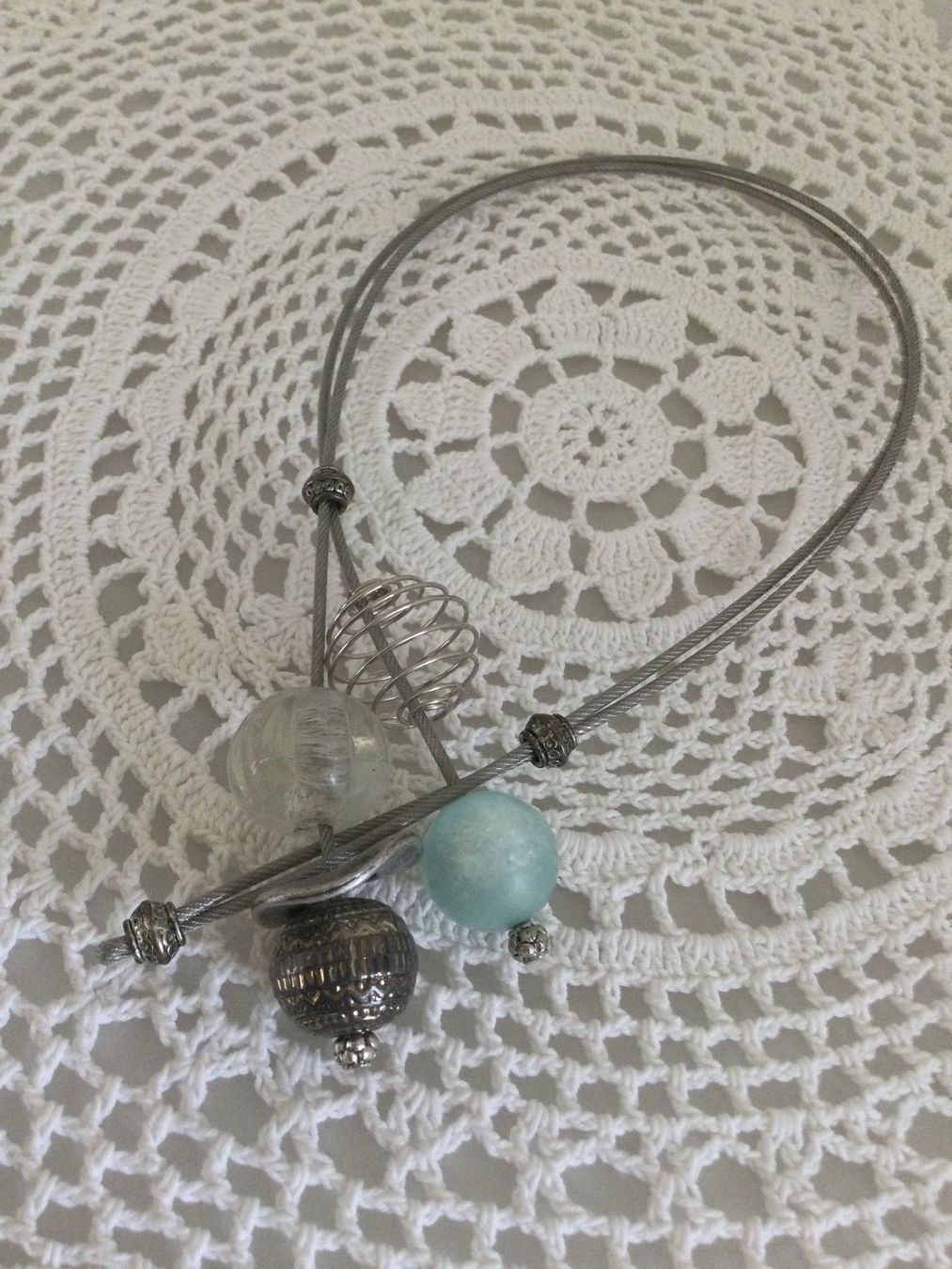Catenine: Collier artisanal câble plastifié & Perles, NEUF – Nuovo (secondo la descrizione) da Agiez venduto da chouchanelle