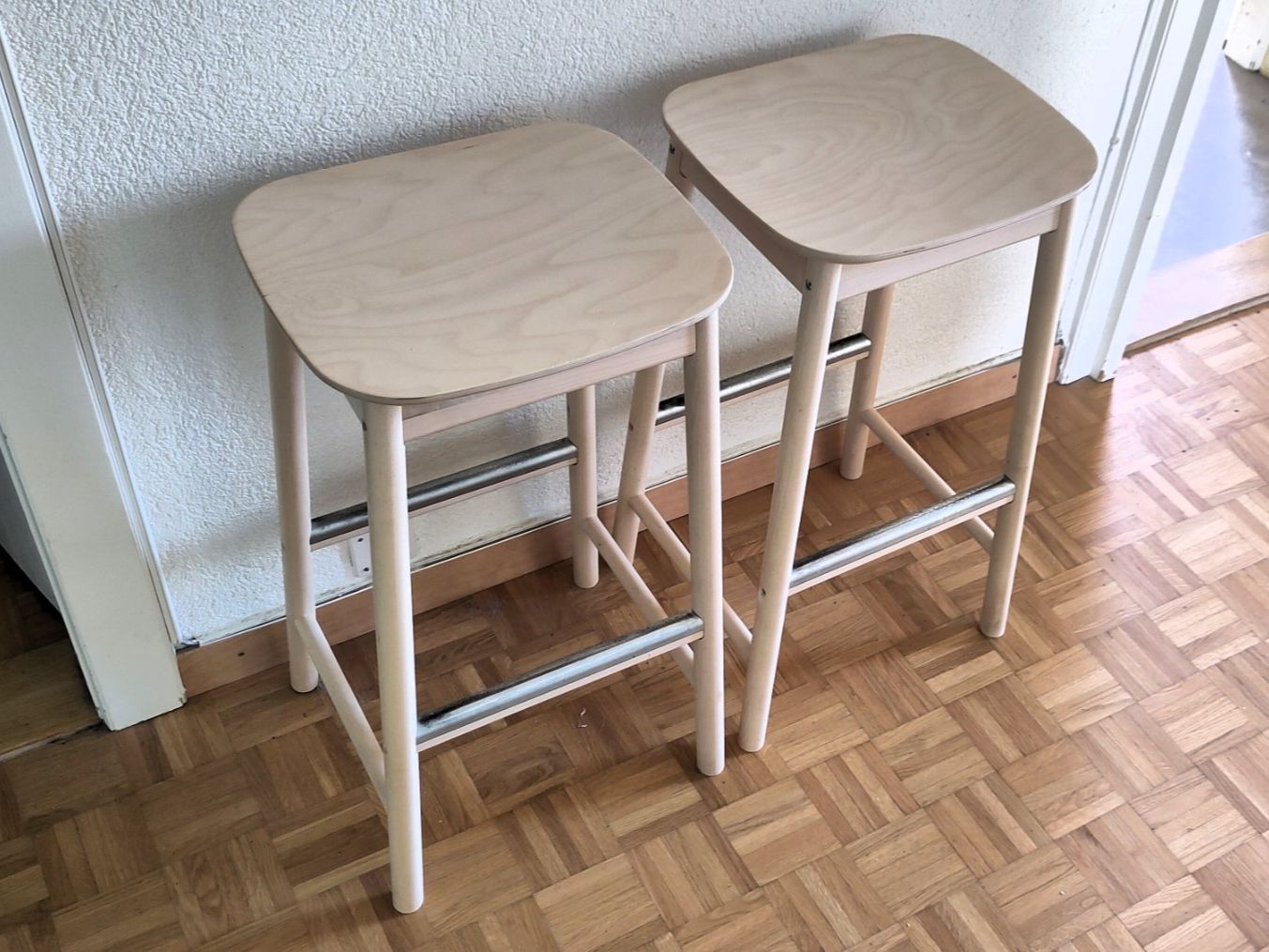 Ikea Sgabelli: 2 tabourets de bar d'occasion en bois clair – Usato da Fribourg venduto da PhilOctet