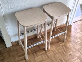 2 tabourets de bar d'occasion en bois clair