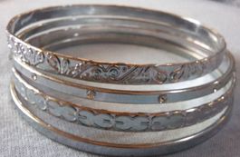 Lot de 4 bracelets fantaisie argentés avec ornements