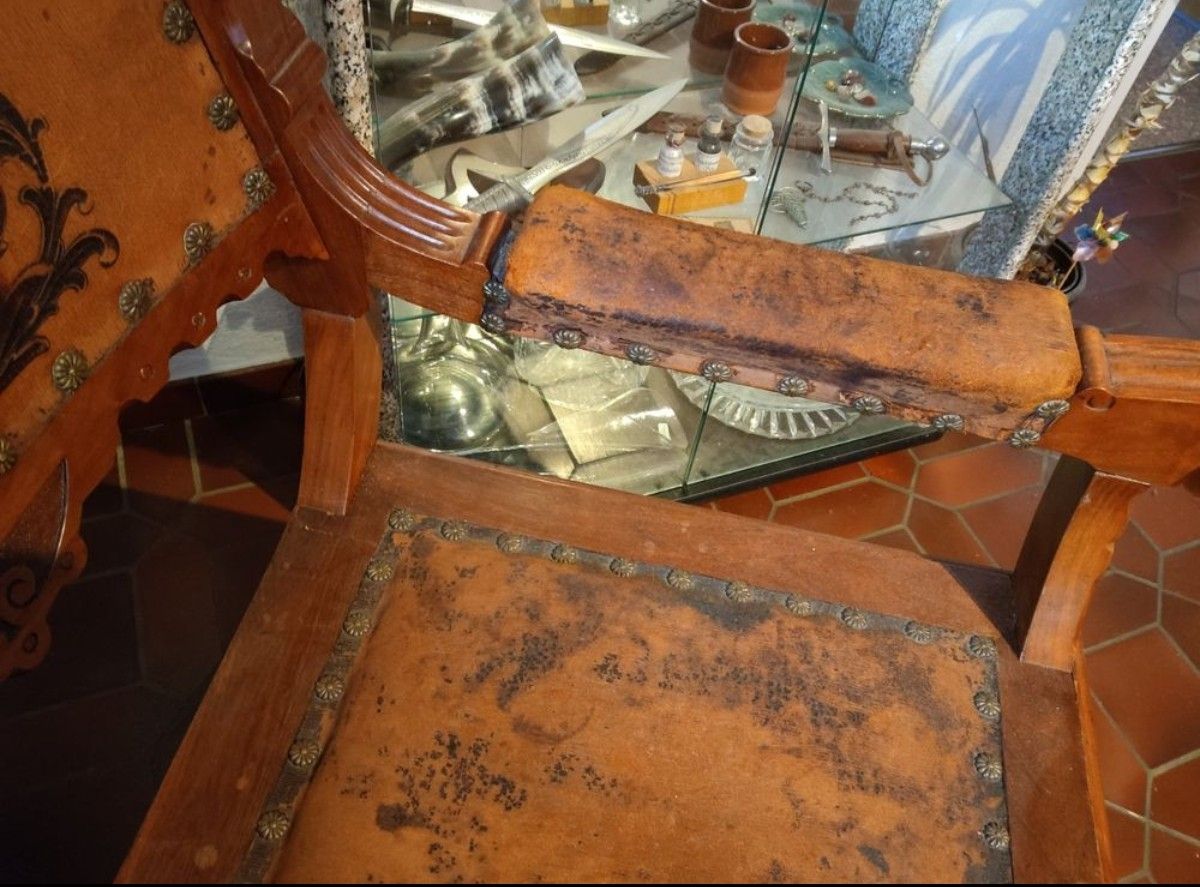 Poltrone: Antiker Holzstuhl mit Drachenmotiv – Usato da Gebertingen venduto da Leshek 2