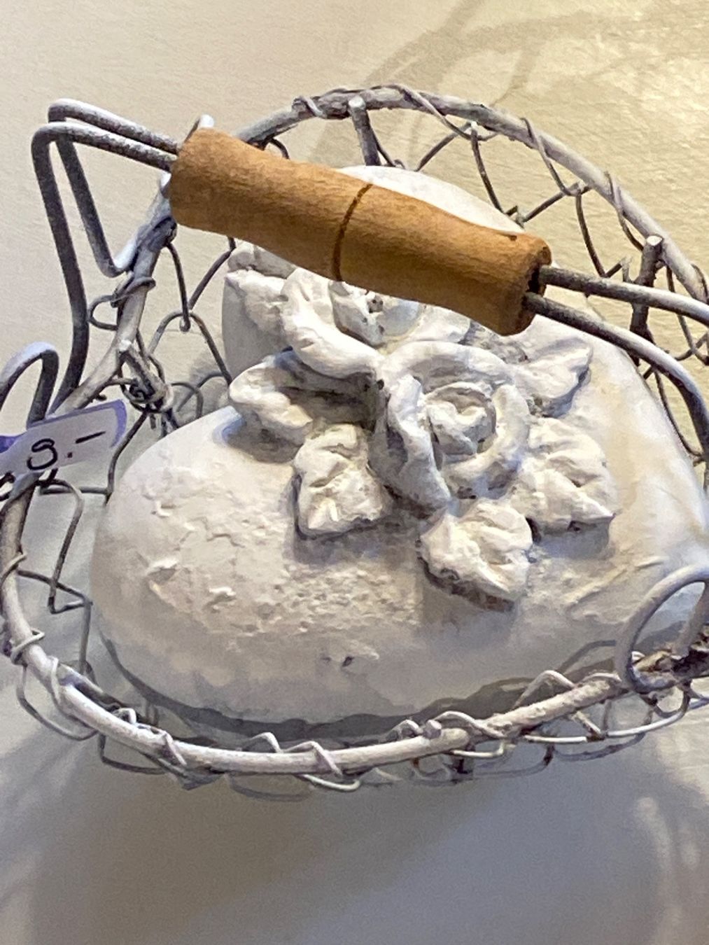 Tutte le decorazioni: SHABBY CHIC DEKO HERZ MIT KORB – Usato da Meienried venduto da ManuelaBoutique 2