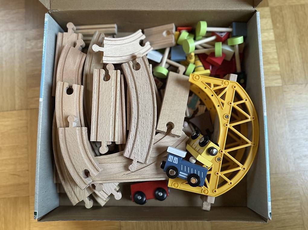 Spielzeuge: Holzeisenbahn-Set  kompatibel mit Brio Bahn – Gebraucht aus Zürich von luc_bb9h