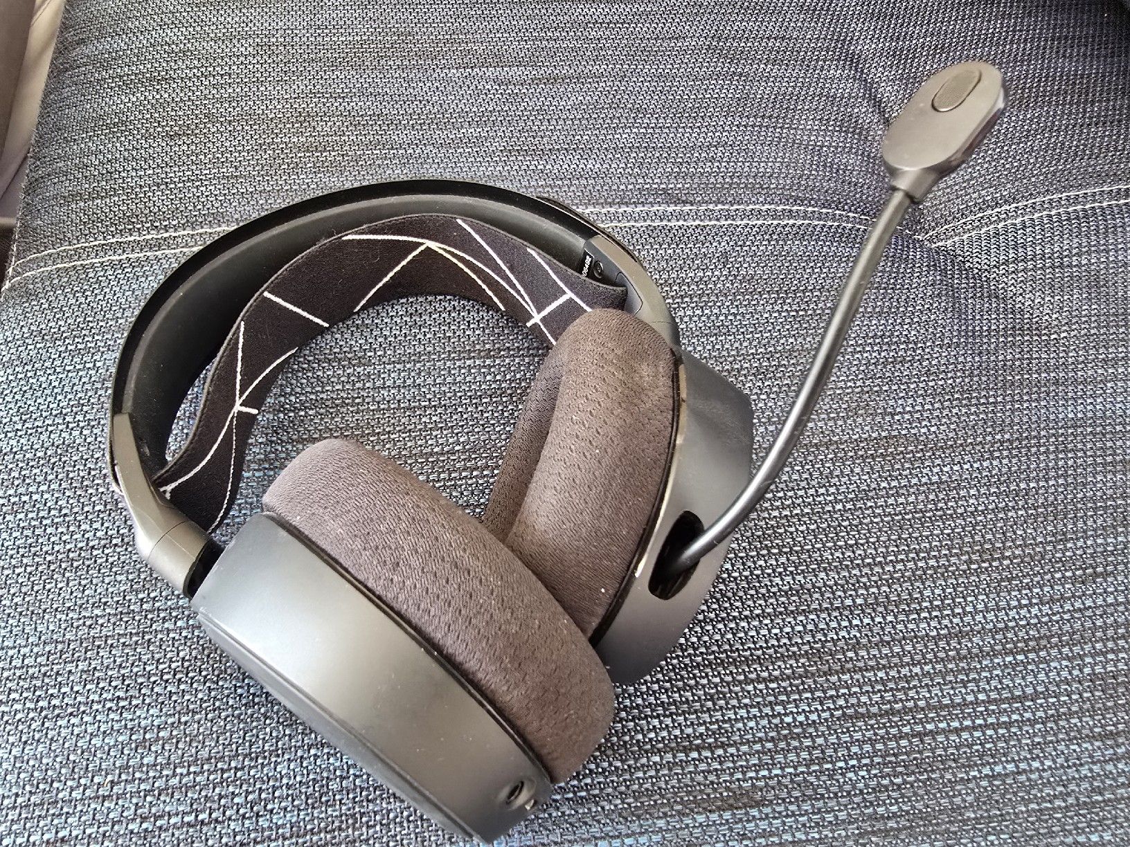 Steelseries Cuffie: SteelSeries Arctis 9 wireless gaming headset — barely used – Usato da Vevey venduto da Jys 4