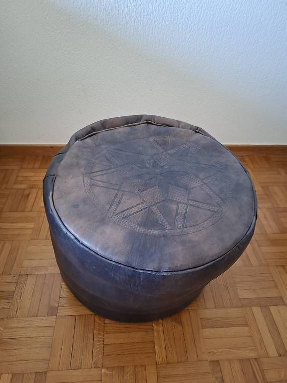 Sgabelli: Pouf en cuir bleu du Maroc – Usato da Lausanne venduto da oli.fauc 2