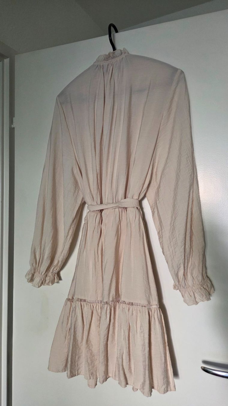 Zara Robes: Robe beige Zara L – Neuf (Voir description) à Onex par AF. 6