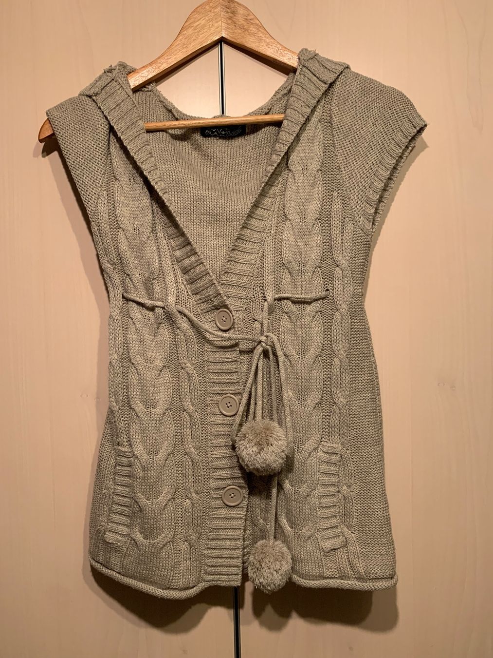 Gilets & Westen: Strickweste mit Kapuze Damen, Grösse M – Gebraucht aus Rosshäusern von MiJoDoOl