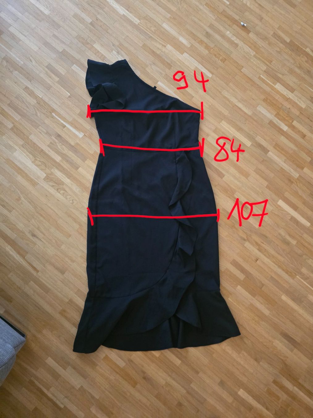 Vestiti: Schwarzes One-Shoulder Kleid – Usato da Zürich venduto da ale_bg2x 6