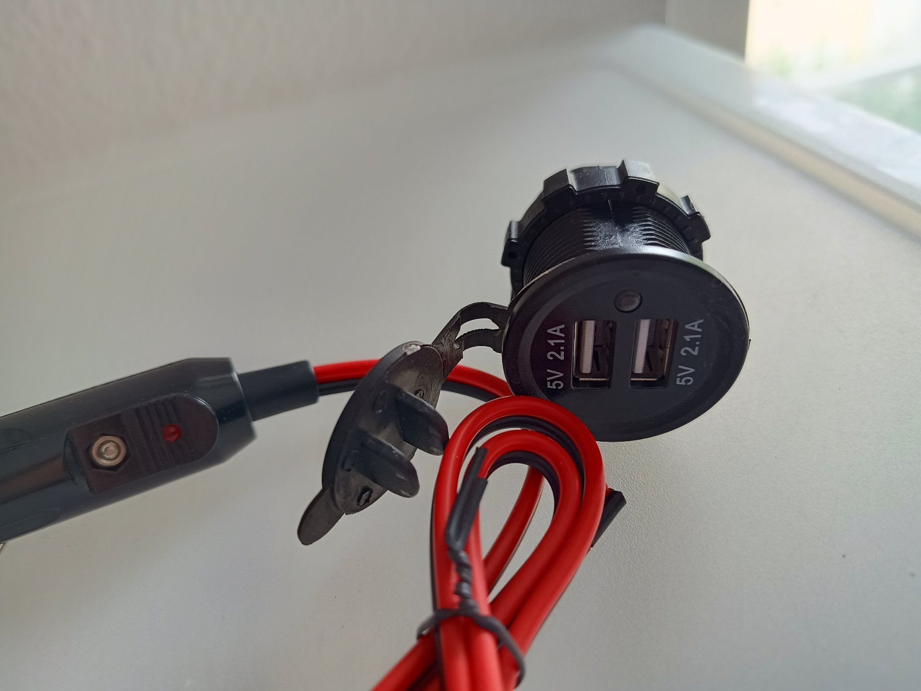Stecker: 2x 12V Zigarettenstecker und 1x USB 12V Dose, gebraucht – Gebraucht aus Döttingen von Schlei 1