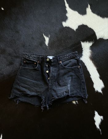 Schwarze Zara Shorts mit Knopfleiste