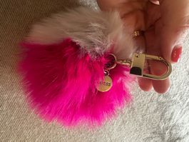 Porte-clés Guess en fausse fourrure rose et blanc, neuf!