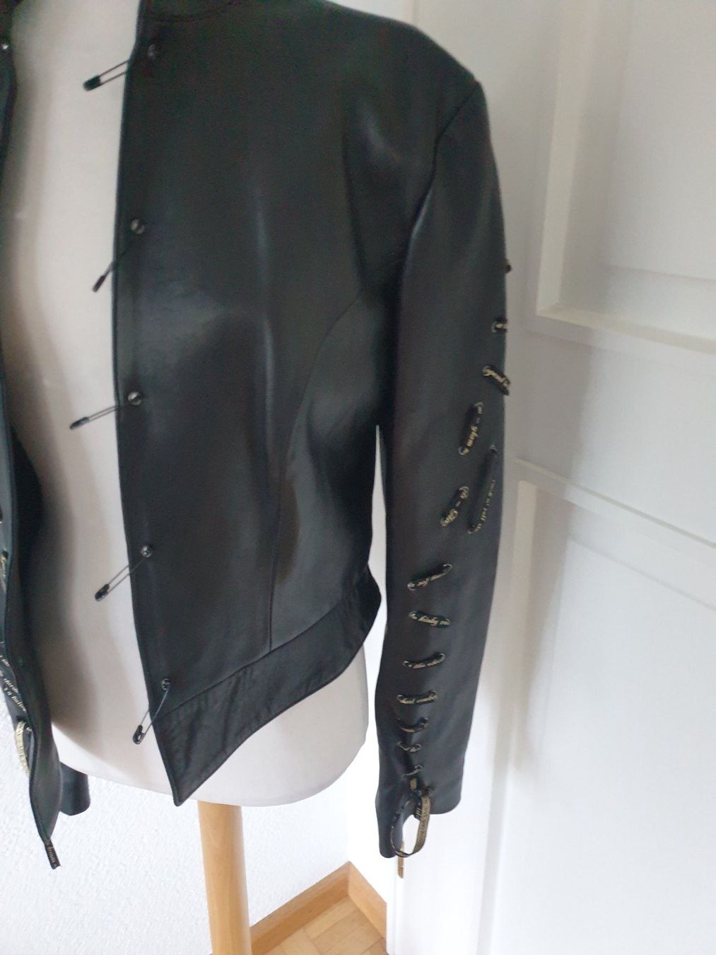 Giacche: John Richmond Hammer Lederjacke Neu Gr. 38 – Nuovo (secondo la descrizione) da Bottmingen venduto da sandy_2 4