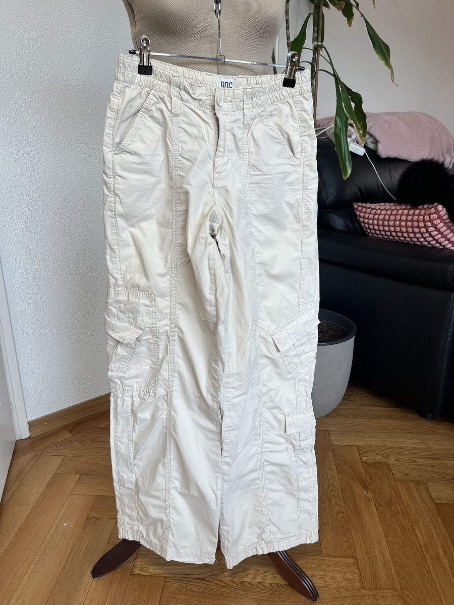 Urban Outfitters Hosen: Low waist cargo trousers – Gebraucht aus Lausanne von Lillielillie