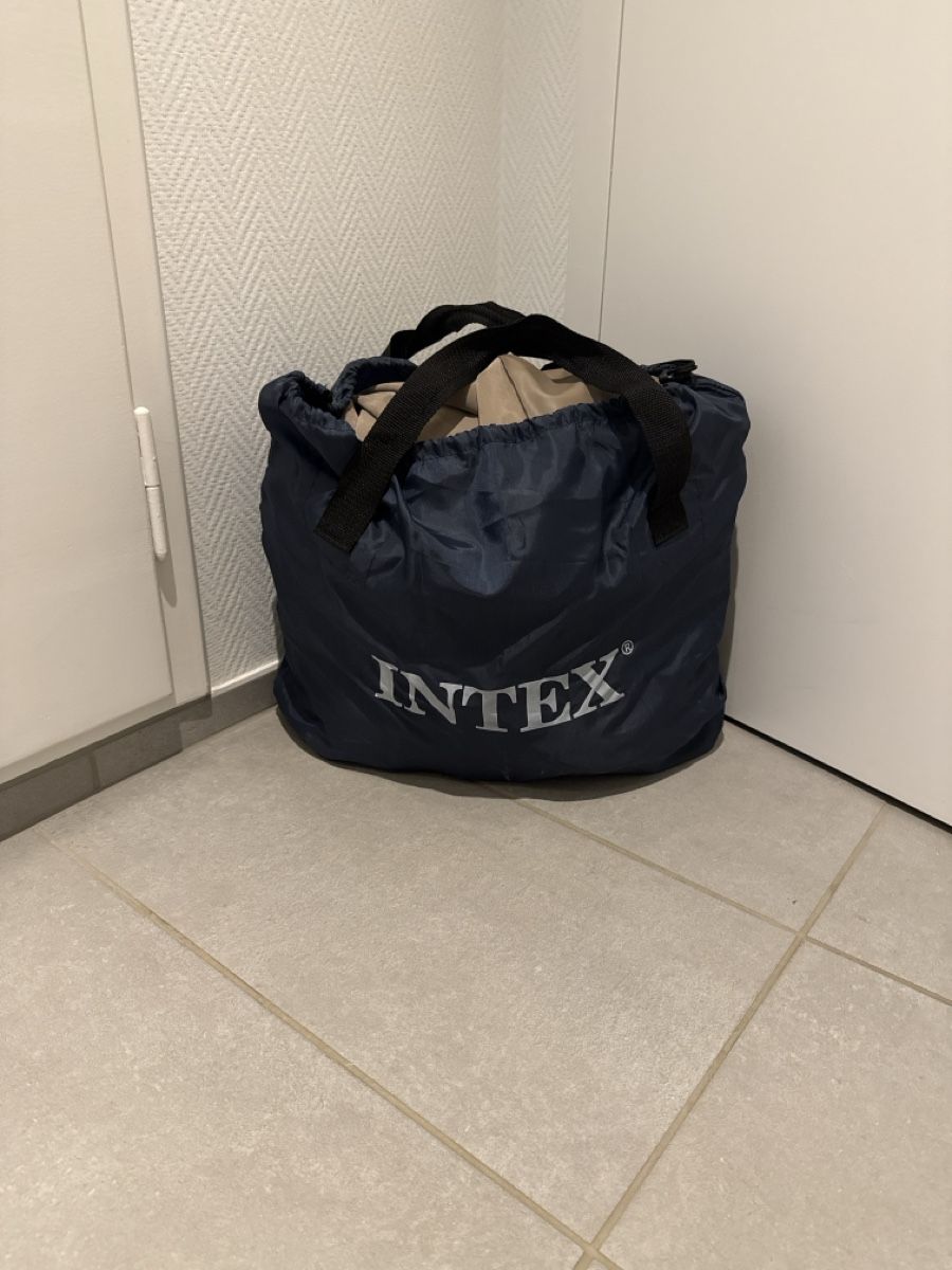 Lits: Intex Luftbett 100cm – D'occasion à Küsnacht ZH par Paaris26 1