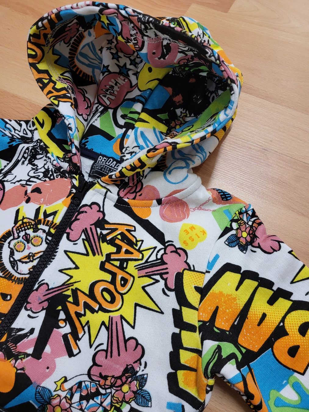 Giacche & Cappotti: Coole Kinderjäckli mit Comic-Print,Gr.128, nur CHF 7.90 – Nuovo e nell'imballaggio originale da Avenches venduto da FashionFactoryOutlet 1