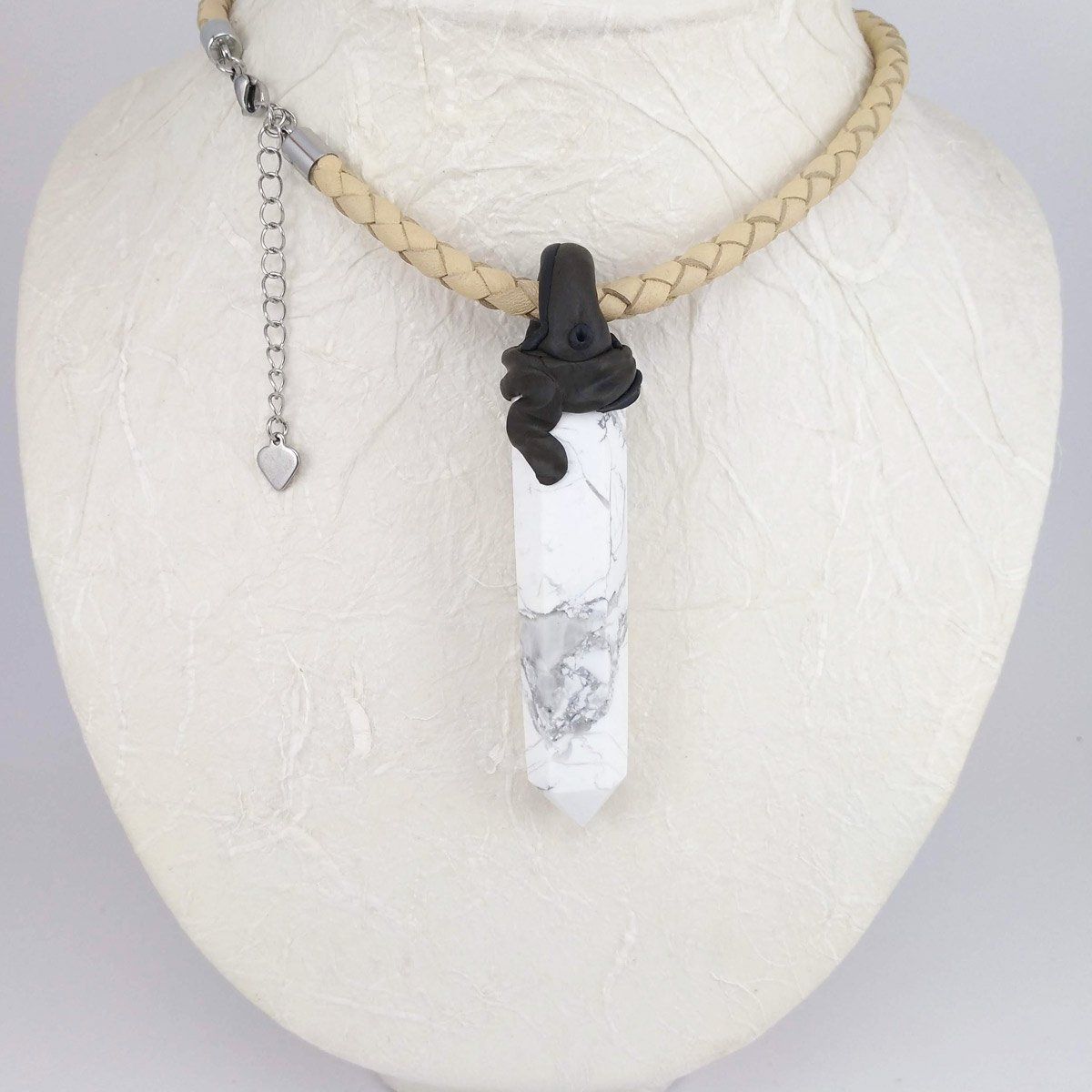 Minerali & Pietre curative: Magnesit Steinanhänger mit eingefasstem Lapislazuli – Nuovo e nell'imballaggio originale da Meilen venduto da BYRD-Design 4