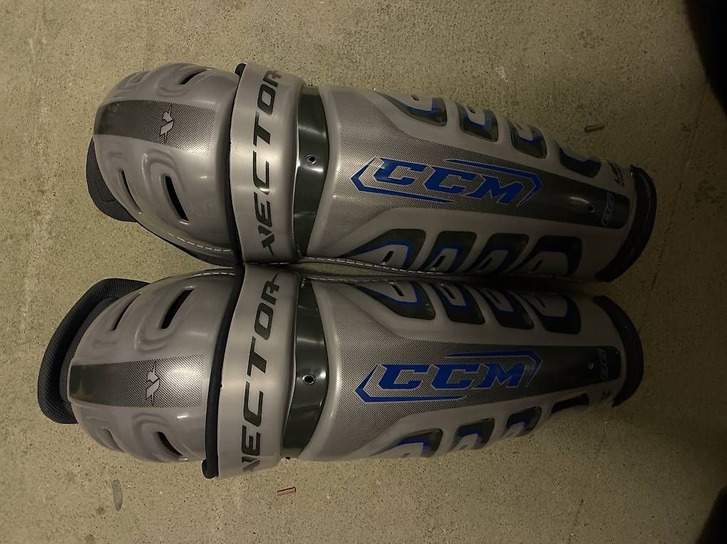 Ccm Protezioni & Imbottiture: CCM V10 Schienbeinschoner 41 cm – Usato da Küsnacht ZH venduto da nor_gp68