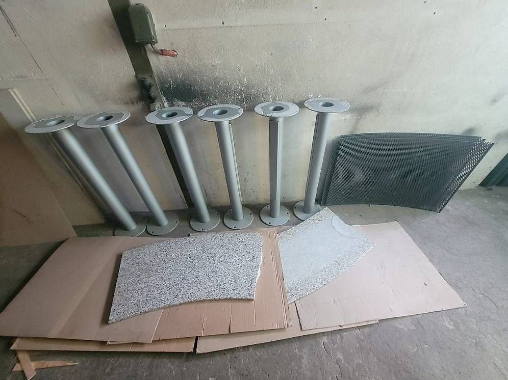 Allestimento di negozi e stand fieristici: Stehbar massiv mit Granitplatte – Usato da Dietwil venduto da tearak 4