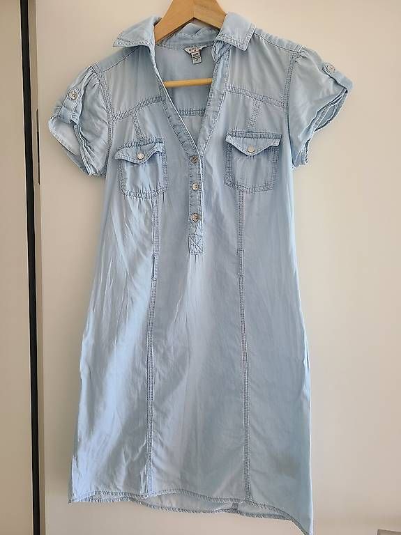 Kleider: Robe jeans Guess XS – Gebraucht aus Fribourg von MDRNTY