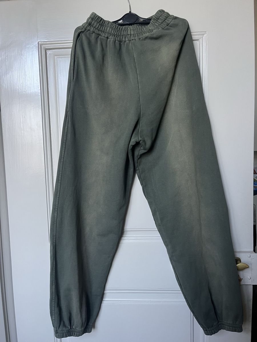 Pantaloni: 032C SPLICED SOFT JOGGER - Jogginghose - oliv Gr.XS – Usato da Basel venduto da arminafera 1