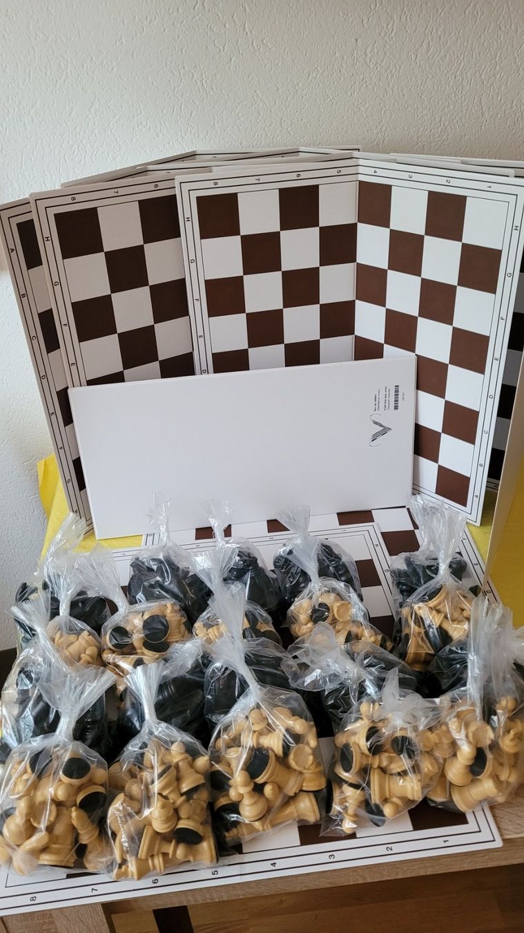 Spiele: 10 X KUNSTSTOFF TURNIERSETS - MIT VERSAND !! – Neu und originalverpackt aus Chur von Artona0903 1