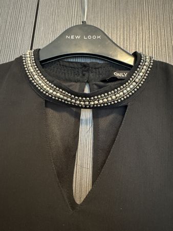 Schwarze ONLY Bluse Gr. 36 Perlenkragen ärmellos Festlich